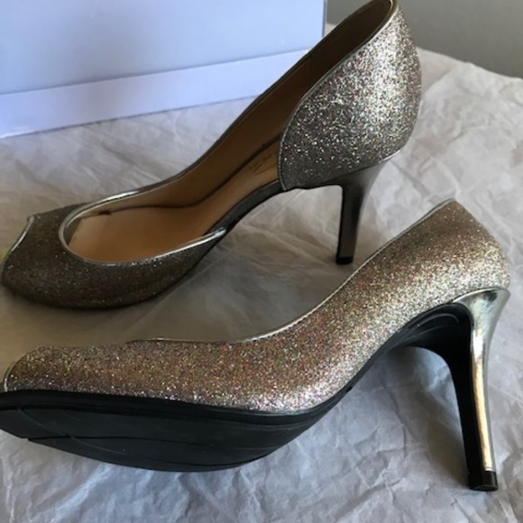 Marc Fisher D’Orsay Silver-Glitter Pumps. 7M. - Picture 4 of 15